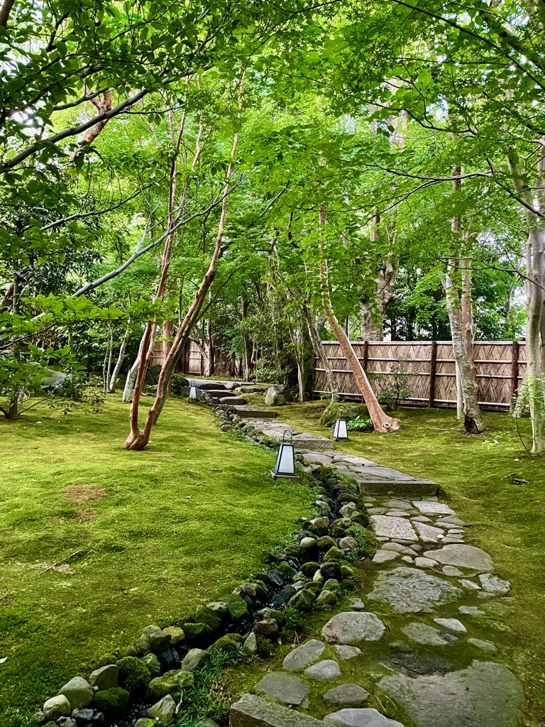 隠れ家カフェ続き…庭園