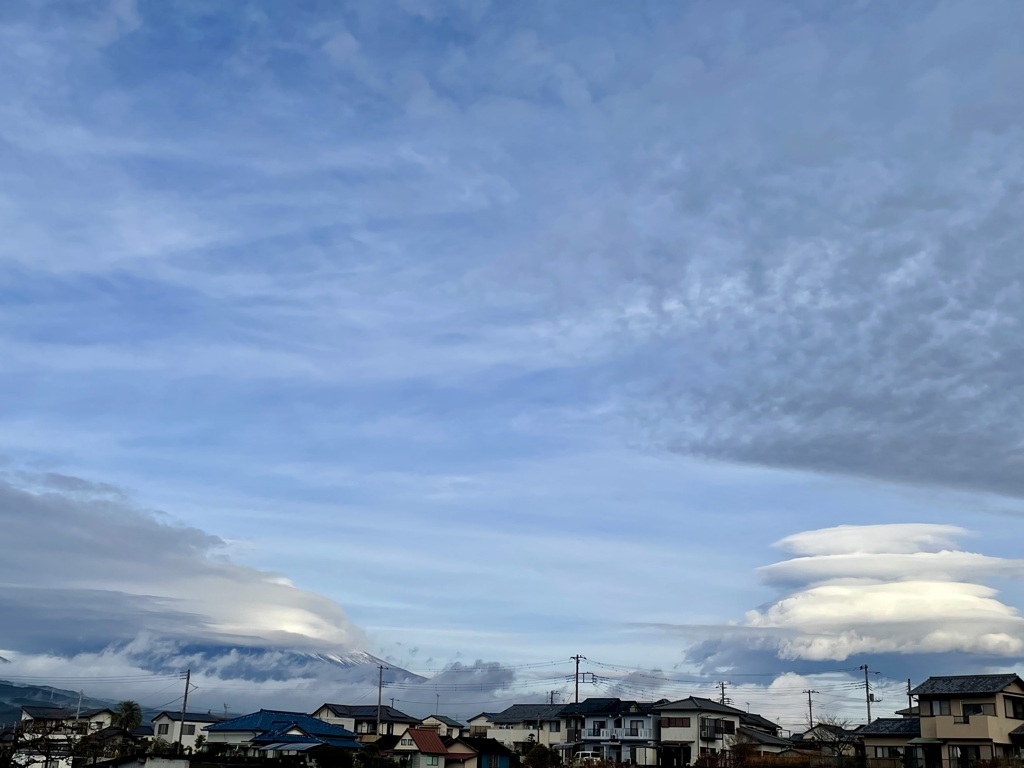 笠雲富士と巨大なつるし雲