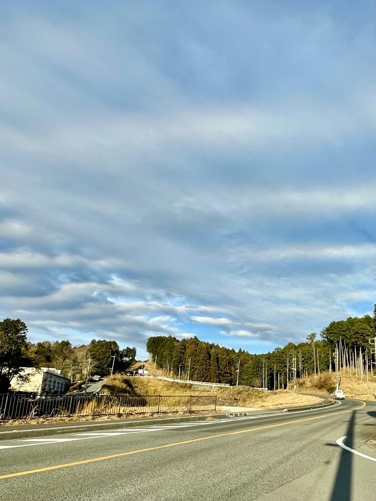 交差する雲とS字カーブ坂
