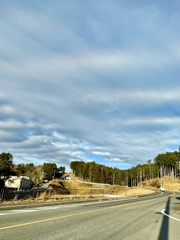 交差する雲とS字カーブ坂