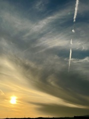 うねる雲空に変形太陽と破線雲　2/14