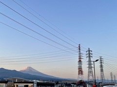 送電線に囚われた富士山