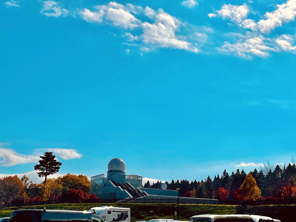 富士山レーダードーム館と紅葉