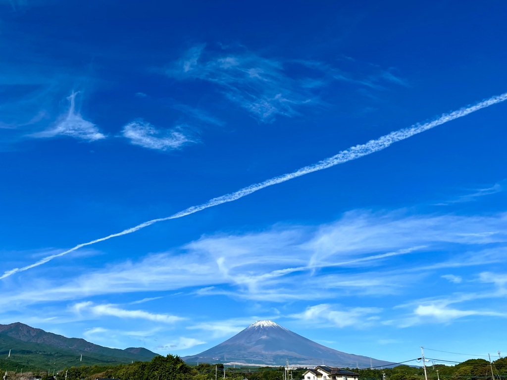 秋雲と富士と二分割雲