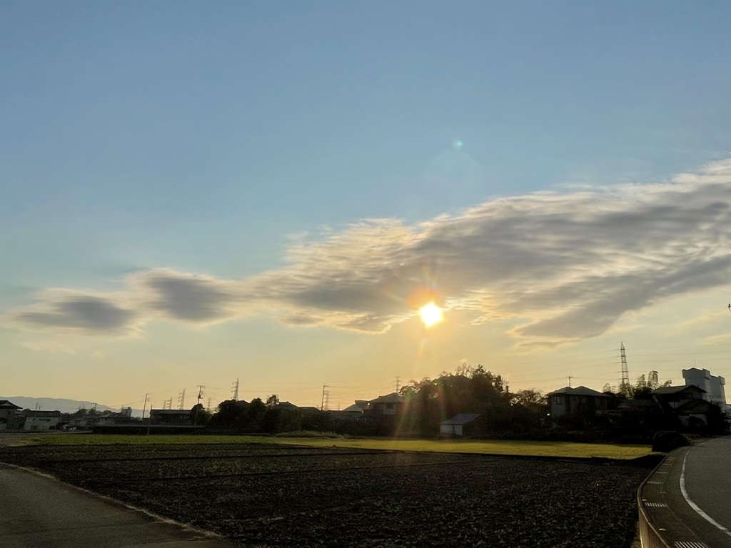 不思議な雲と光る地