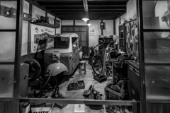 昭和のくらし展　自動車修理工場　白黒