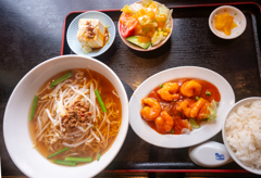 昼飯はエビチリランチセット