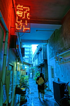 雨に濡れる大須裏通り