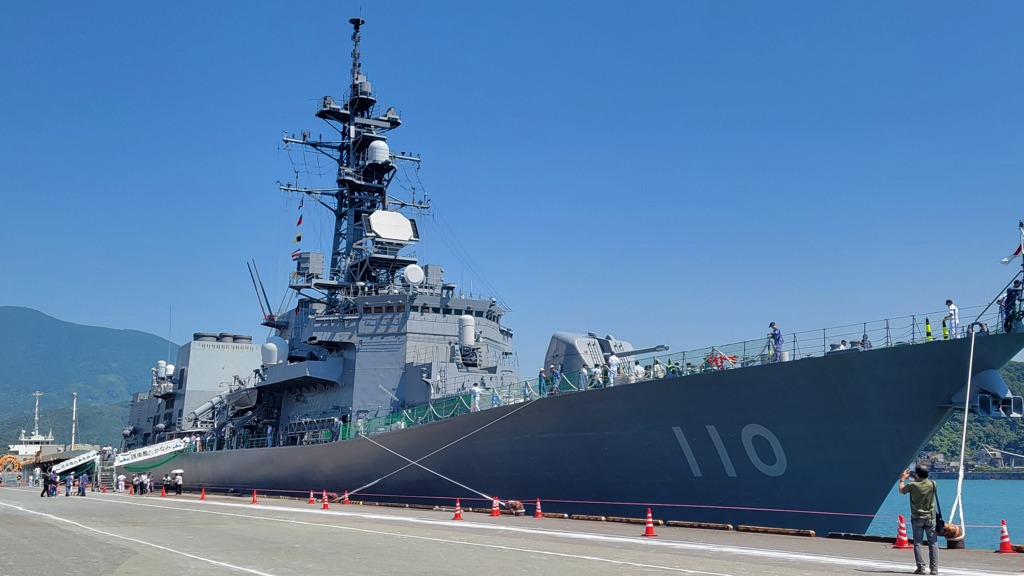 護衛艦たかなみ