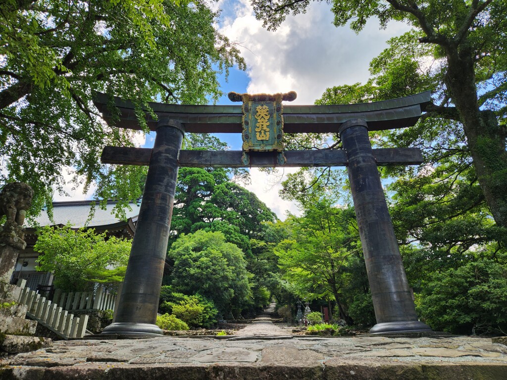 英彦山神宮銅鳥居（ひこさんじんぐうかねのとりい）