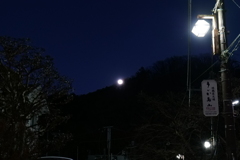 街灯と月明かり