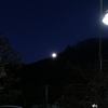 街灯と月明かり
