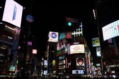 看板に照らされる渋谷交差点