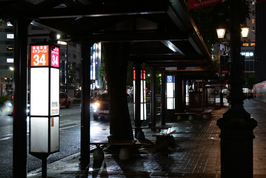 雨のバス停