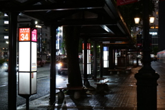 雨のバス停