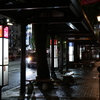 雨のバス停