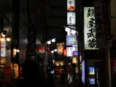看板の並ぶ裏通り