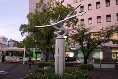 駅前の広場で