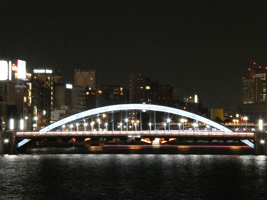 隅田川にかかる夜の駒形橋