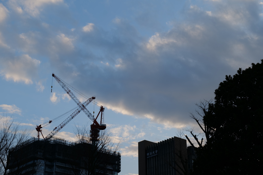 工事中のビルと中野の空