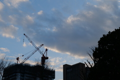 工事中のビルと中野の空