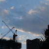 工事中のビルと中野の空