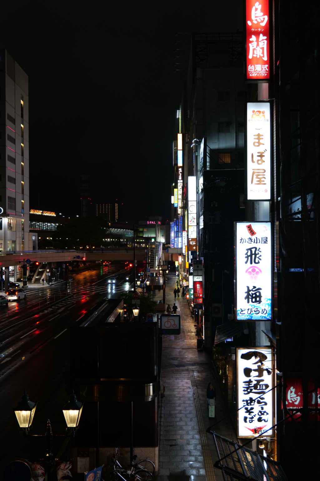 立ち並ぶビルの看板
