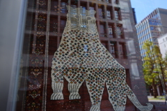 ショーウインドウの豹