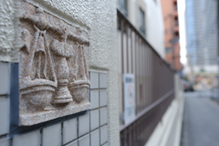 小学校のレリーフ