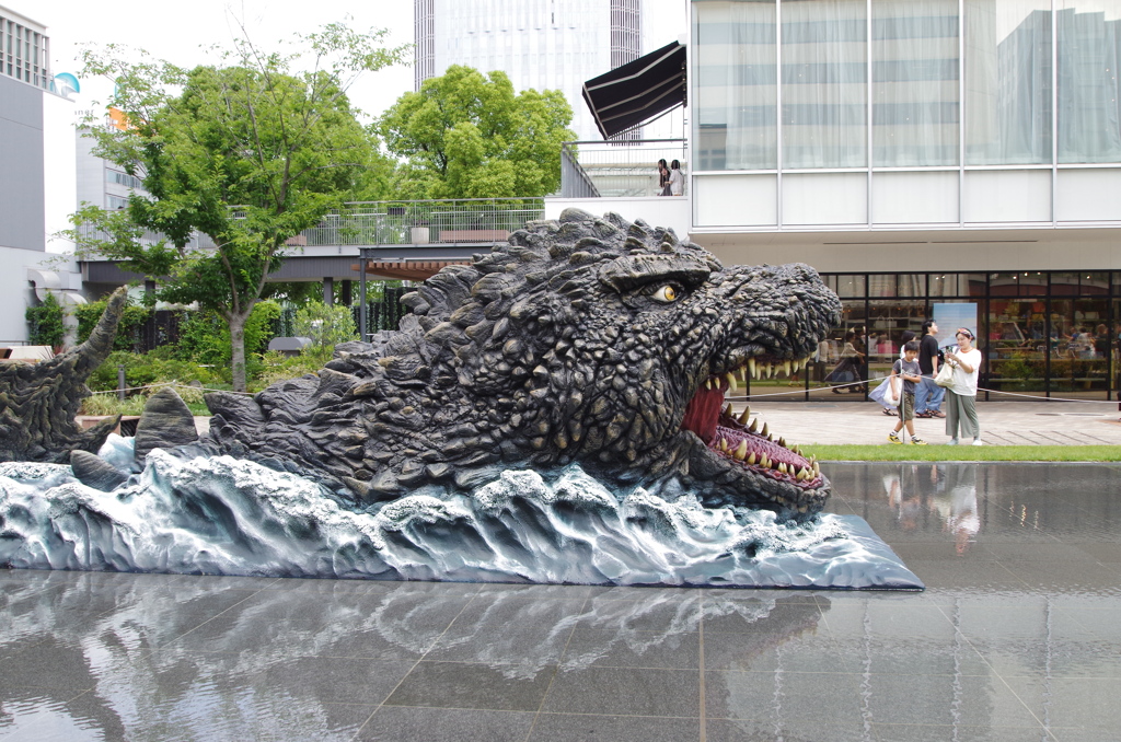 ビルの まちに　ガオー