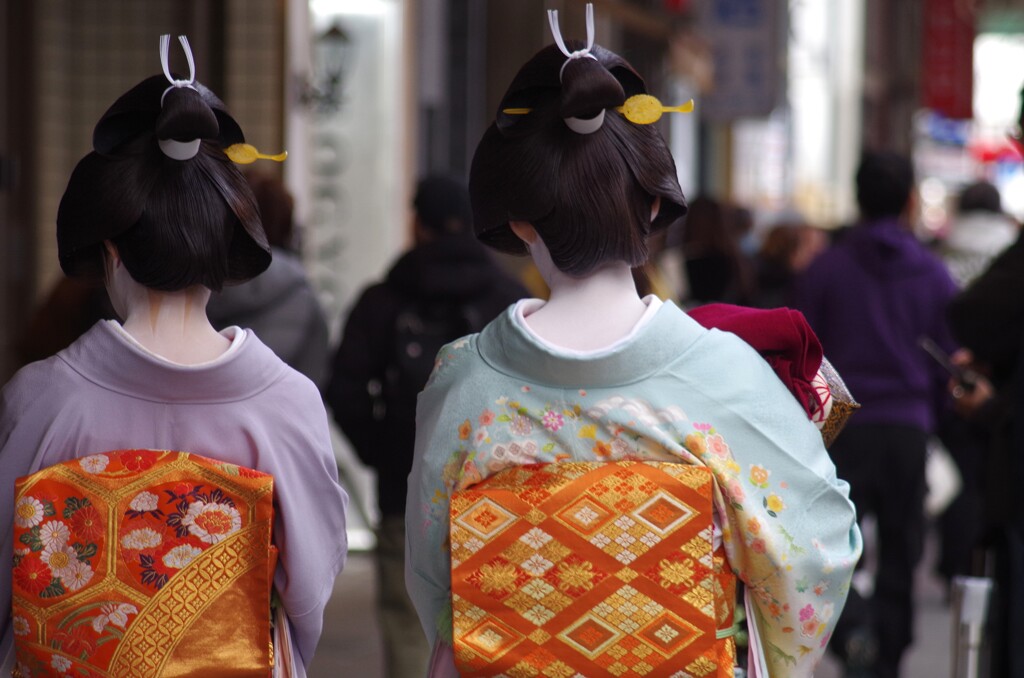 後ろ千両　前・・・　街なかスナップ　芸者さん