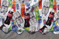 飲み物が　いっぱい　露店の　のれん