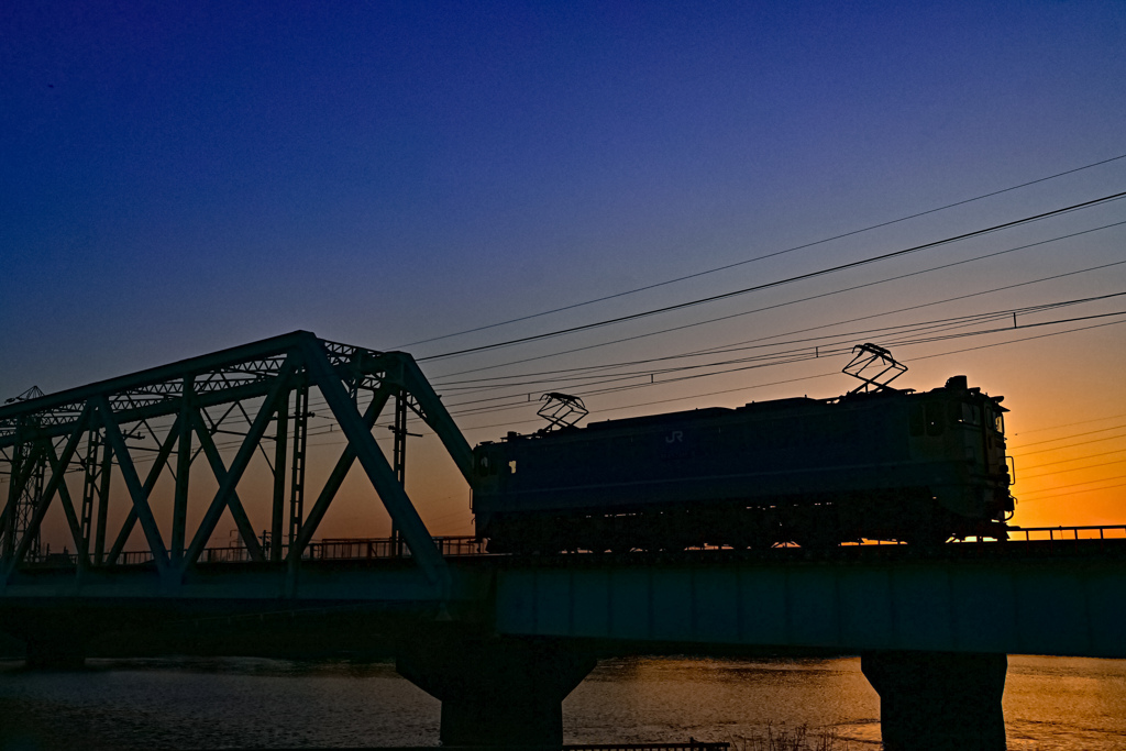 夕暮れを往く