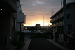 夕陽が沈む住宅街