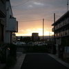 夕陽が沈む住宅街