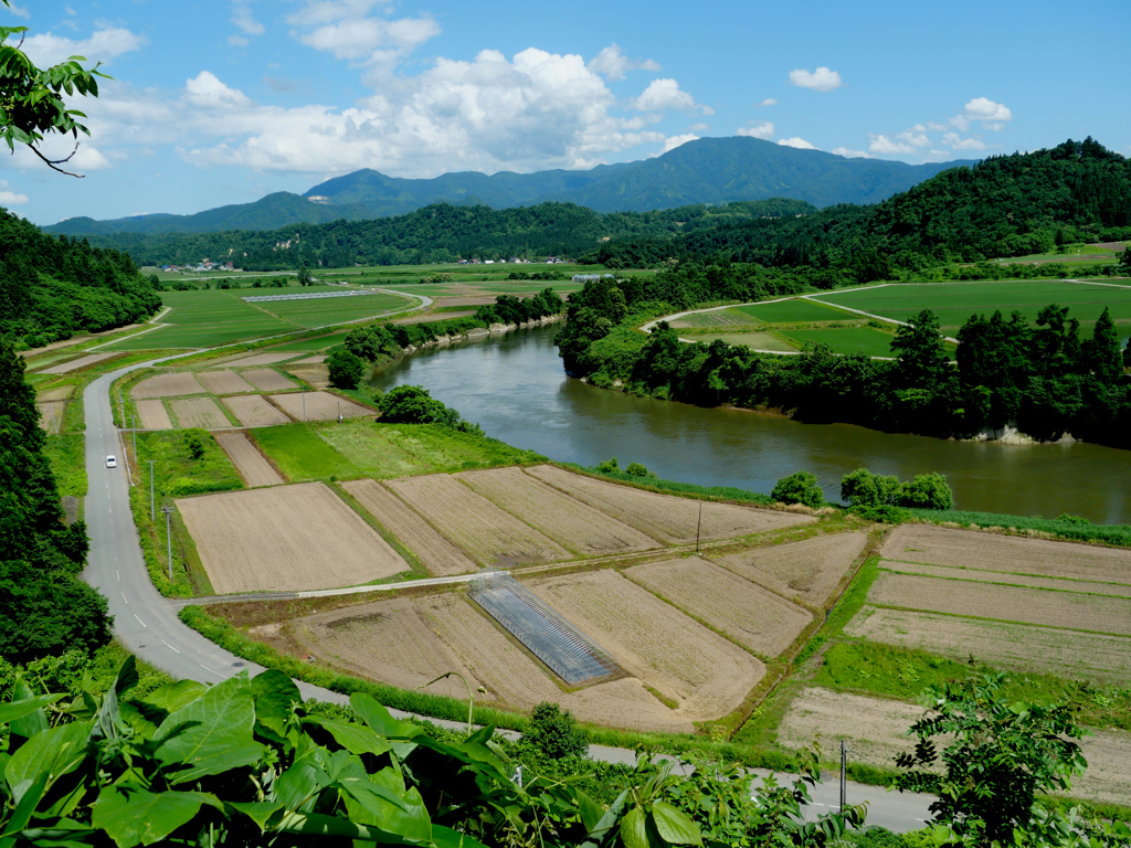 最上川と甑岳(こしきだけ)