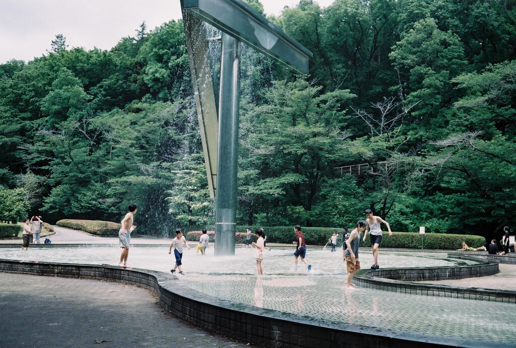 昼下がりの公園 水遊び