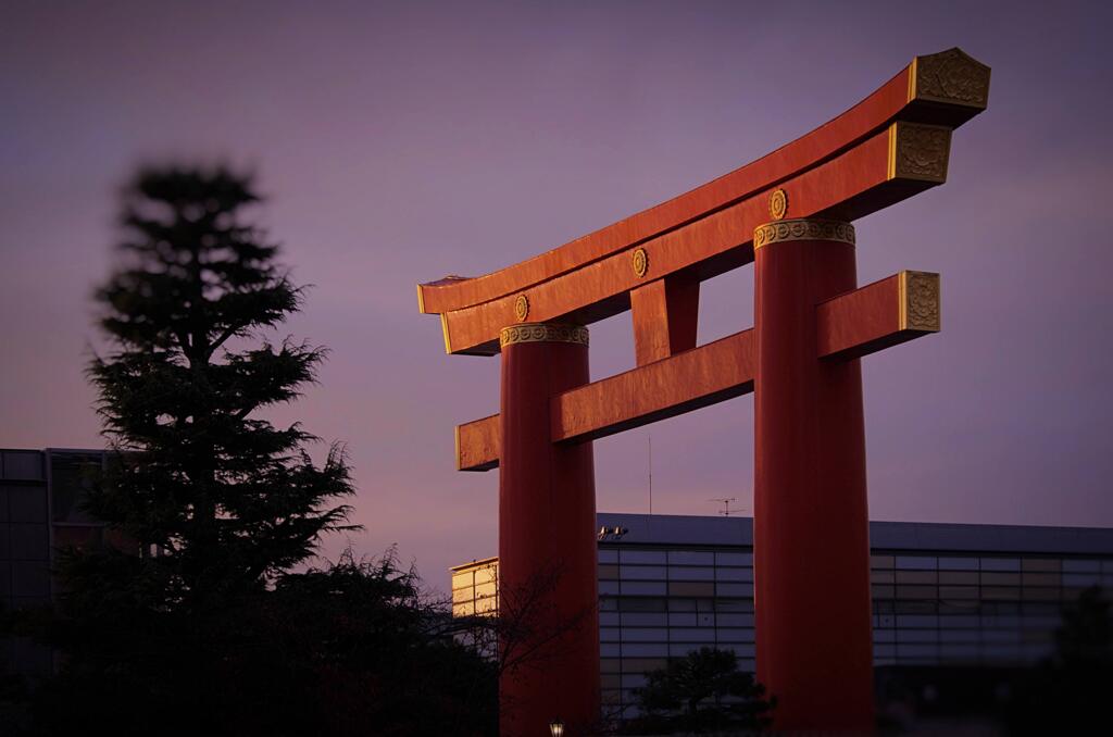 夕暮れ時の大鳥居