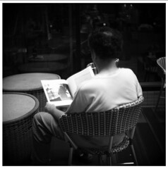 写真集を観ていた人
