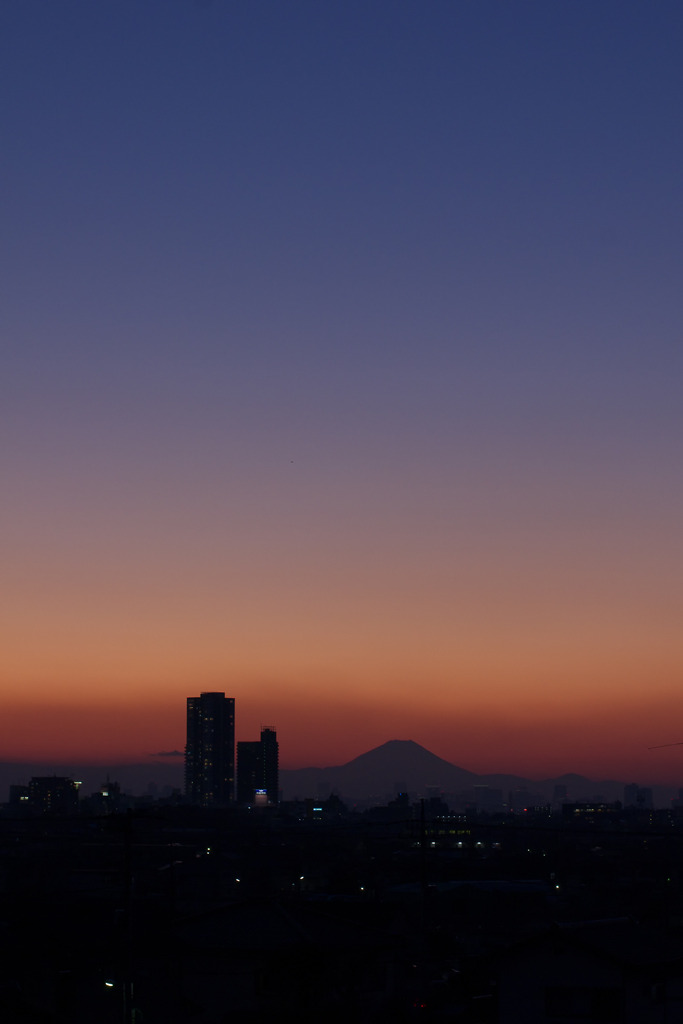 夕焼けに浮かぶ富士