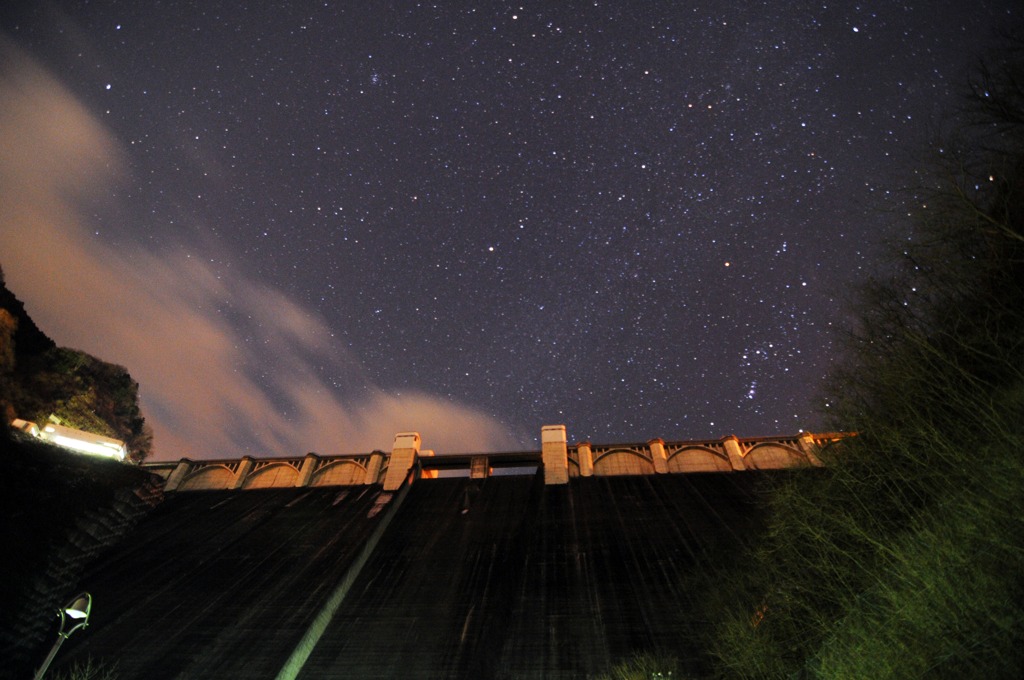 浦山ダムと晩冬の星々
