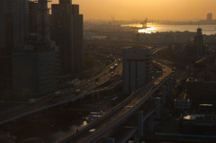 朝日に輝く神戸港