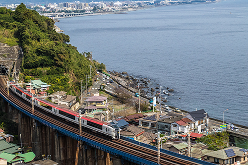 相模湾を背景にマリンエクスプレス