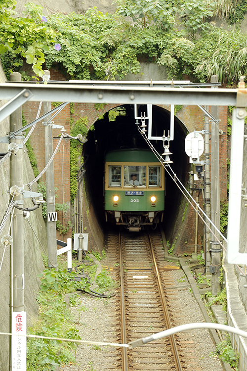 トンネルから出てくる江ノ電