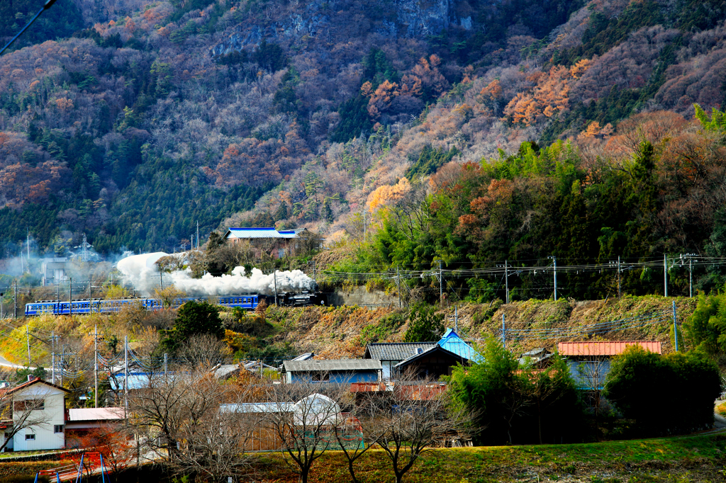 山沿いを走る