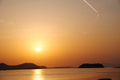 夕日と飛行機雲