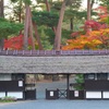 茅葺の門を抜けて