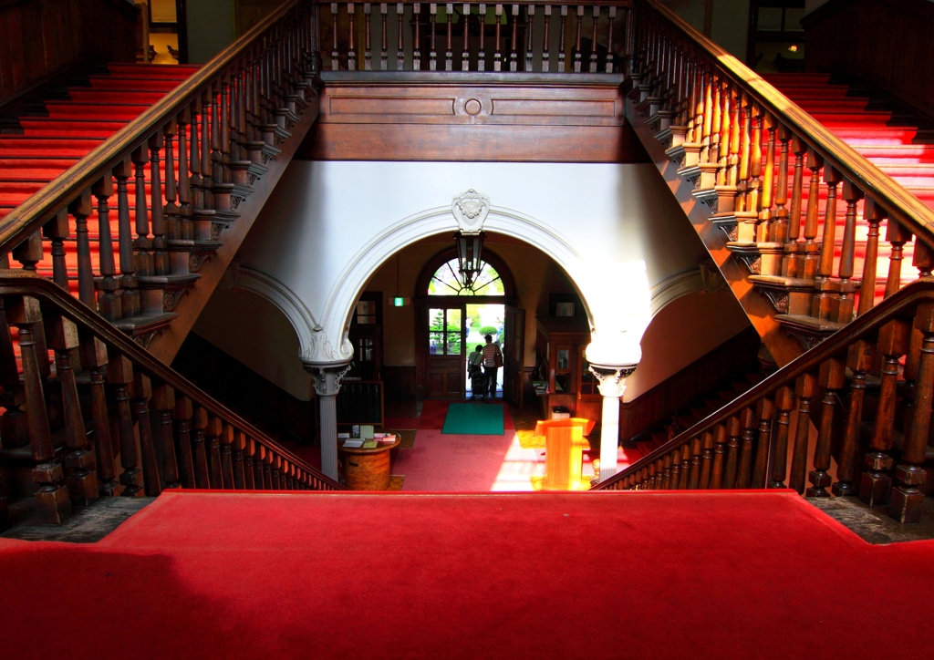 道庁の正面階段より眺める