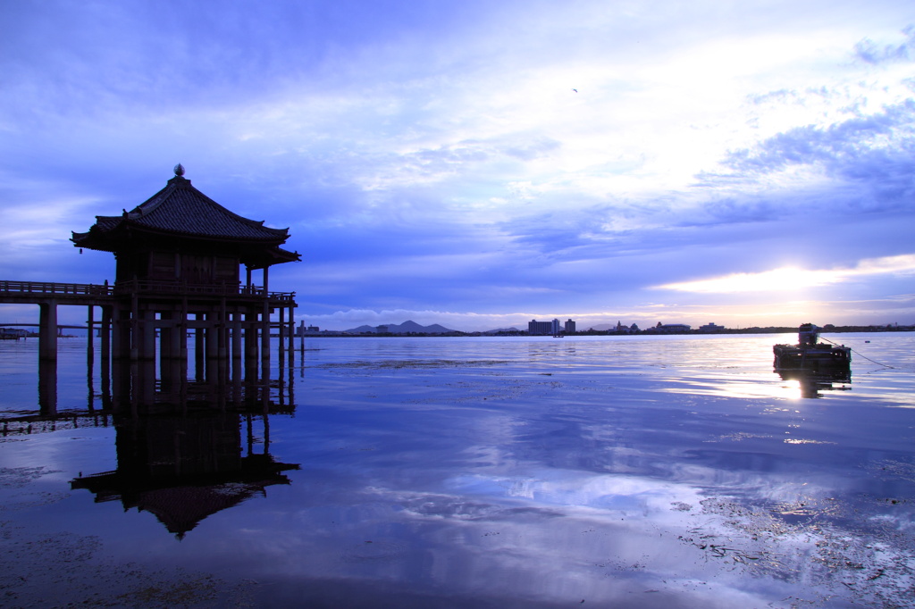 夜明けの浮見堂（滋賀県琵琶湖）