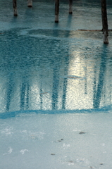 初春の青い池